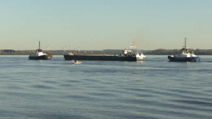 Ein Frachtschiff hat auf der Hamburger Elbe mutmaßlich einen Maschinenschaden erlitten. 