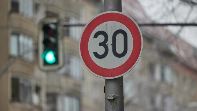 Der rund 200 Kilogramm schwere Poller wurde durch Zusammenstoß mit dem Auto etwa 50 Meter weit geschleudert. (Symbolbild)