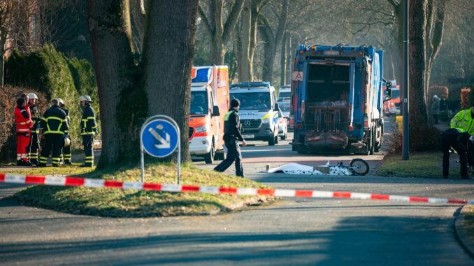 Ein sieben Jahre alter Junge auf dem Rad ist von einem Müllwagen überfahren worden. 