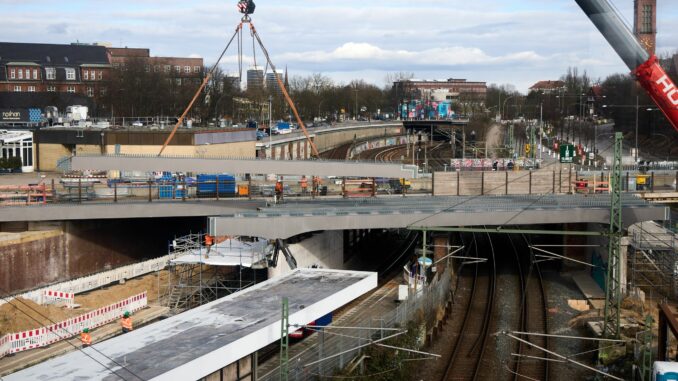 Wegen des Einbaus von Betonteilen für die neue Berlinertordammbrücke müssen die Straße Bürgerweide und die Bahngleise am Wochenende erneut gesperrt werden. 