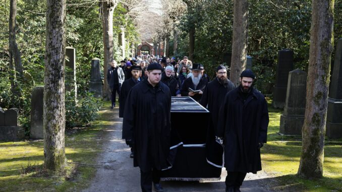 Rabbiner Shlomo Bistritzky und Hunderte Trauernde folgen dem Sarg von Peggy Parnass zur Grabstelle auf dem jüdischen Friedhof in Hamburg-Ohlsdorf.