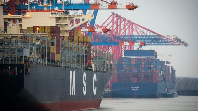 Dank der weltgrößten Reederei MSC mit Sitz in Genf darf sich die Schweiz jetzt weltgrößte Containerschiff-Nation nennen. Deutschland rutschte nach Angaben des Verbands deutscher Reeder auf Platz drei ab. (Archivbild)