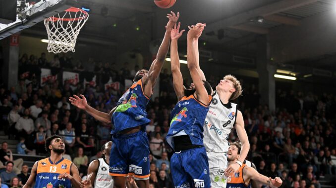 Basketball-Bundesliga: Die Rostocker Malik Osborne und Pedro Bradshaw vor Hamburgs Jared Grey.